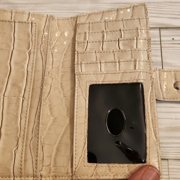 WOMENS Guess cream patent reptile skin wallet. - Picture 7 of 15